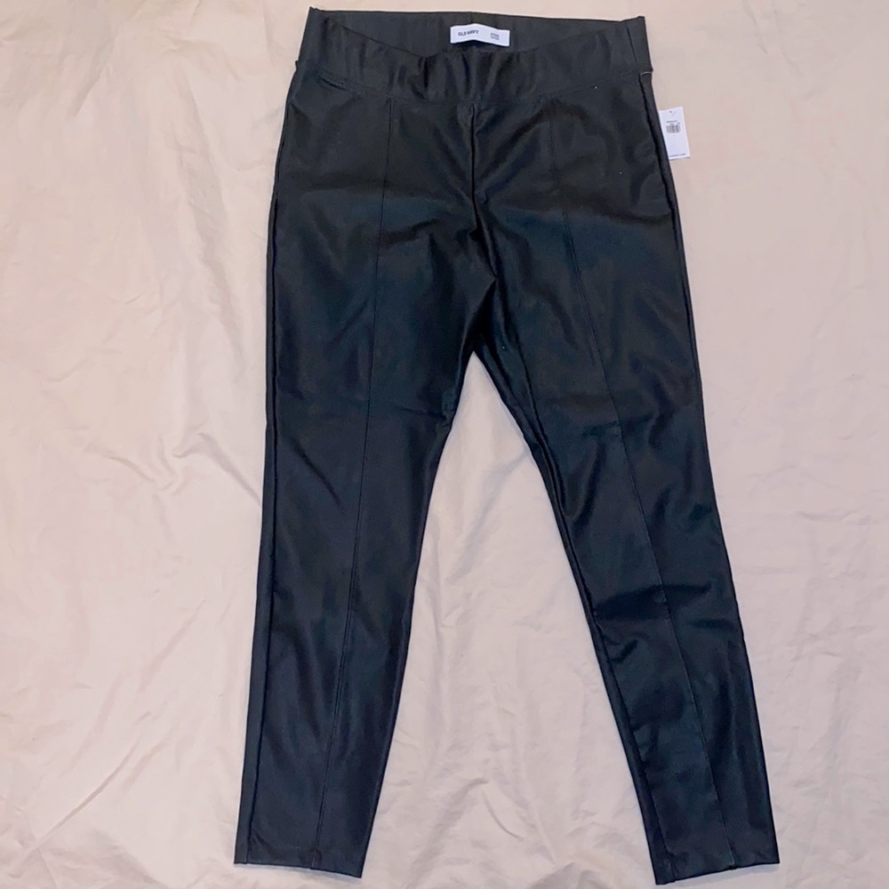🖤”Old Navy” black faux leather pants 🖤